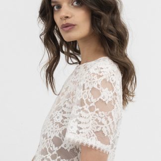 Spitzentop mit kurzen Ärmeln