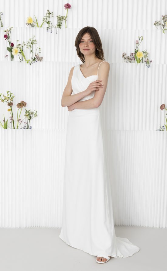 Brautkleid mit asymmetrischem Ausschnitt von kisui Berlin