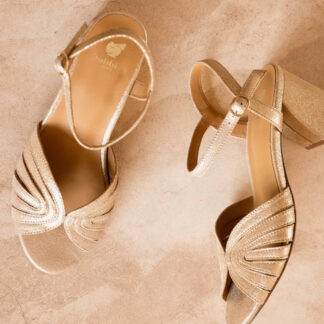 kisui Brautschuhe Berlin Bobbies gold Sandale Sommerhochzeit Scheunenhochzeit Blockabsatz