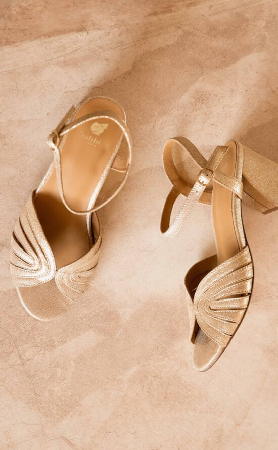 kisui Brautschuhe Berlin Bobbies gold Sandale Sommerhochzeit Scheunenhochzeit Blockabsatz