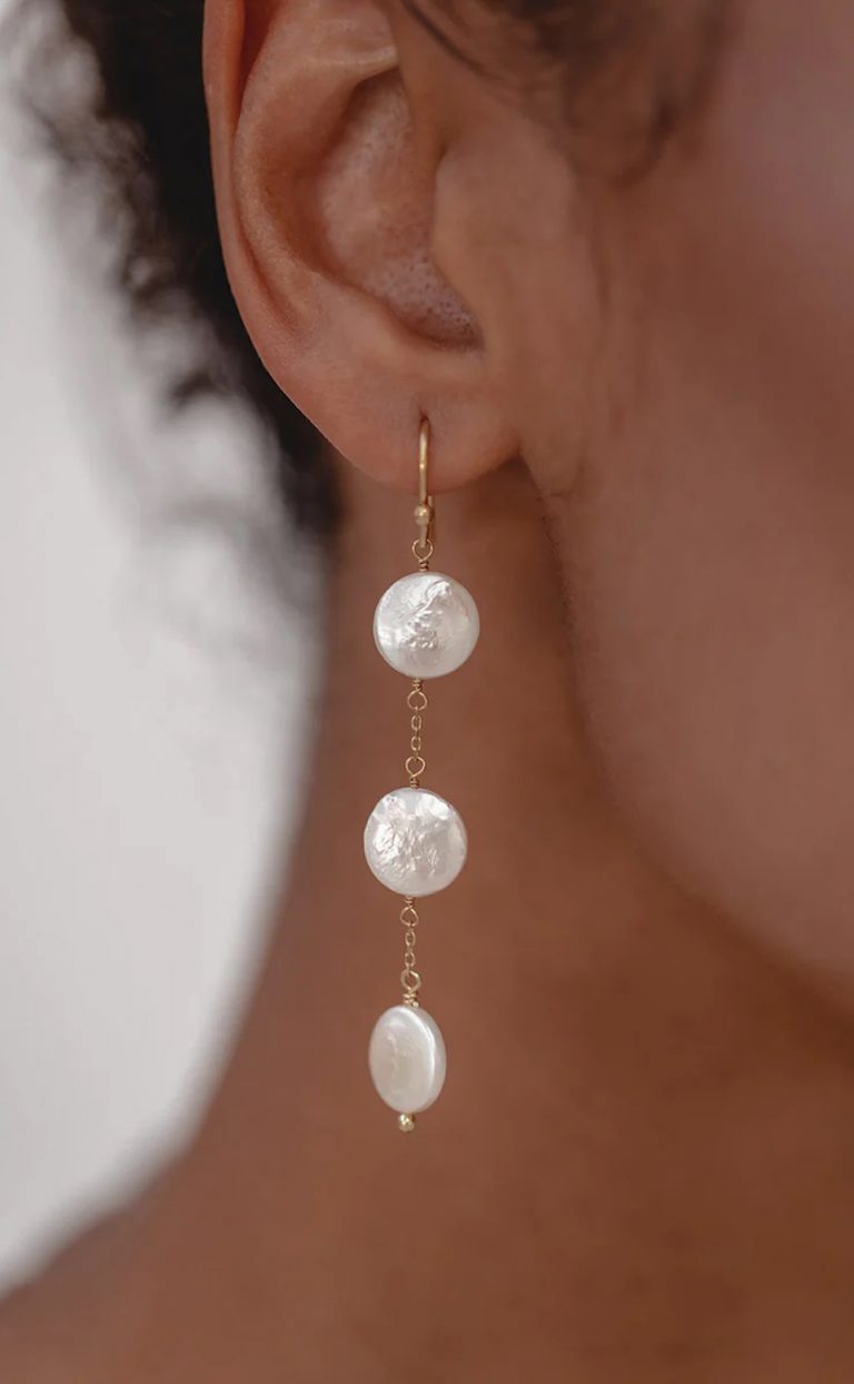 Timeless – lange Perlenohrringe