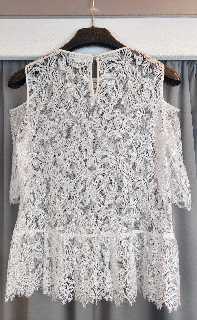 Spitzentop mit Cut-Outs