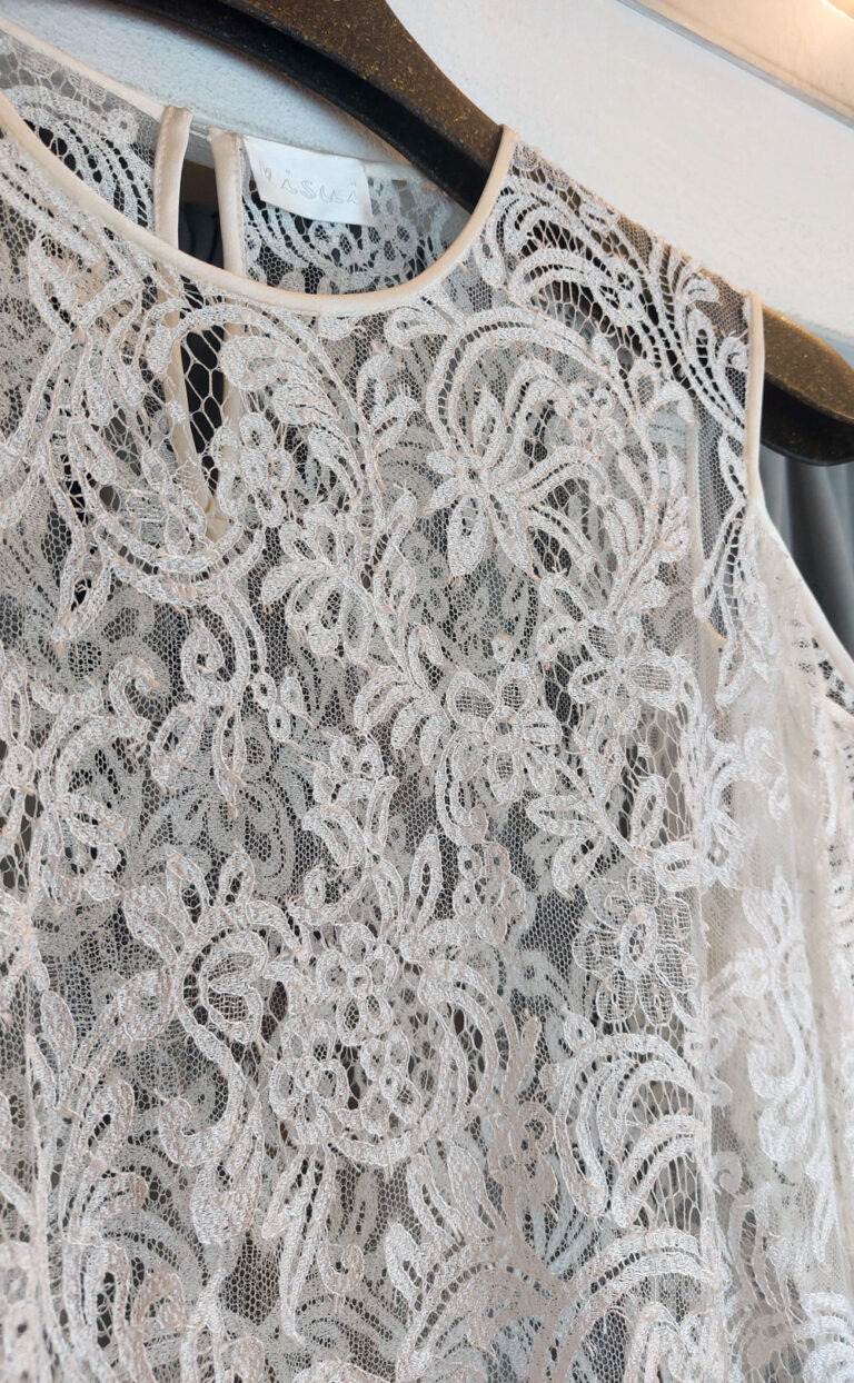 Spitzentop mit Cut-Outs