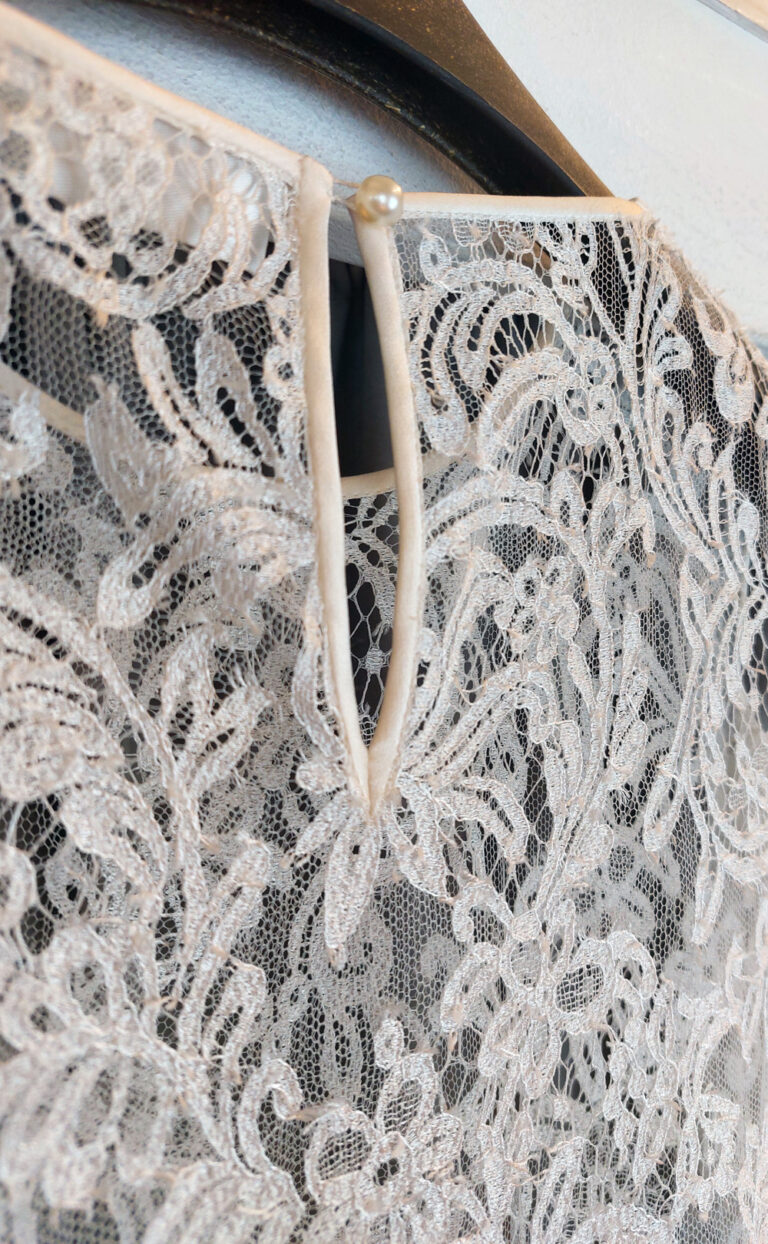 Spitzentop mit Cut-Outs