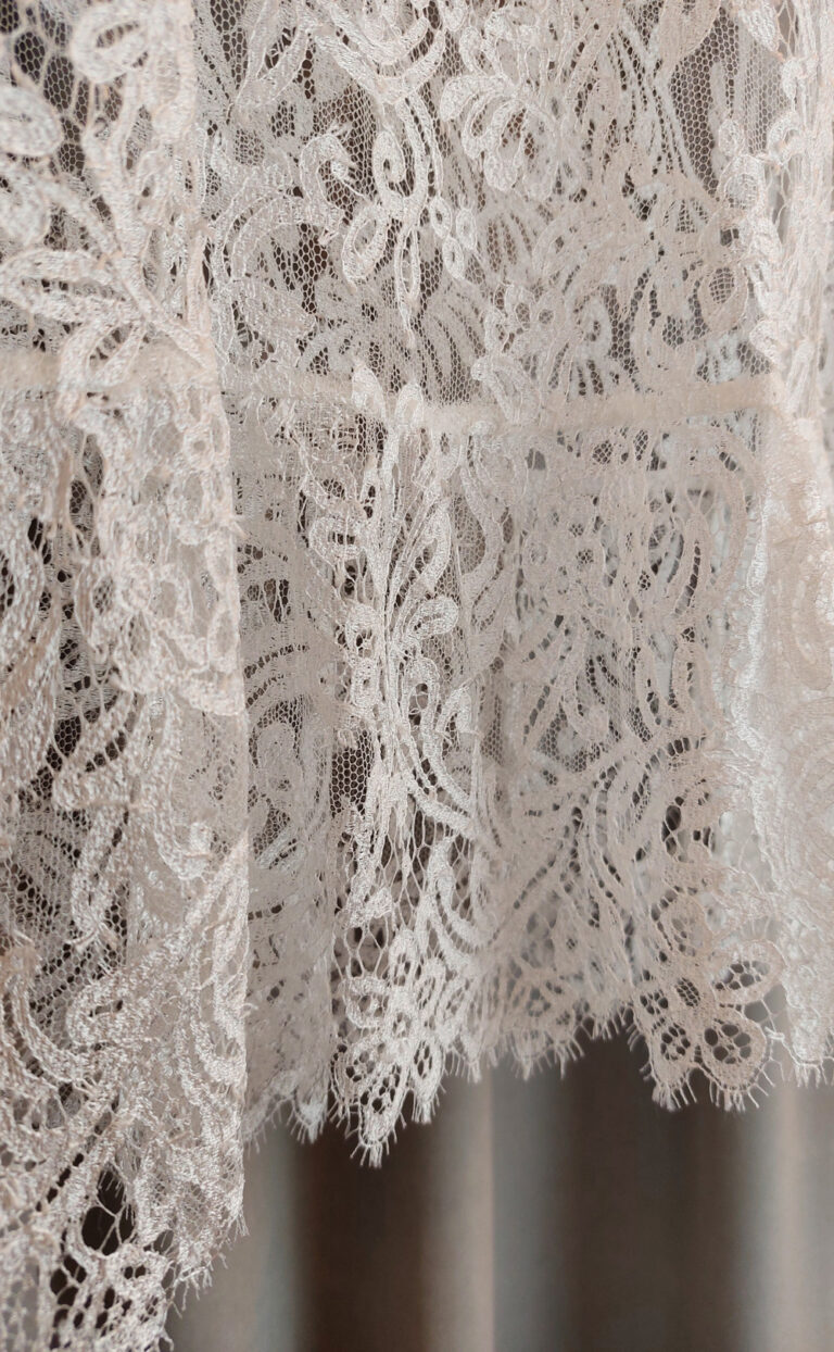 Spitzentop mit Cut-Outs