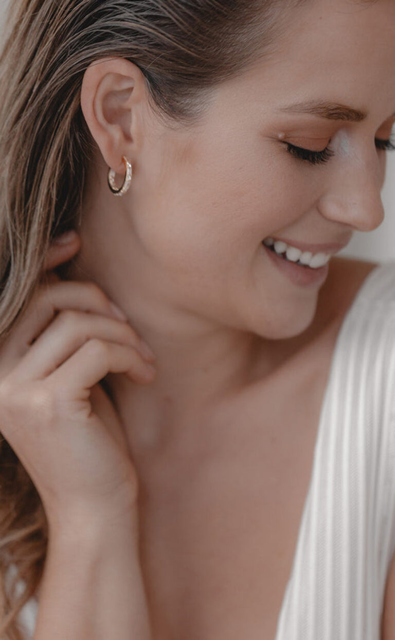 Artist – Moderne Creolen mit Kristallen – in zwei Größen