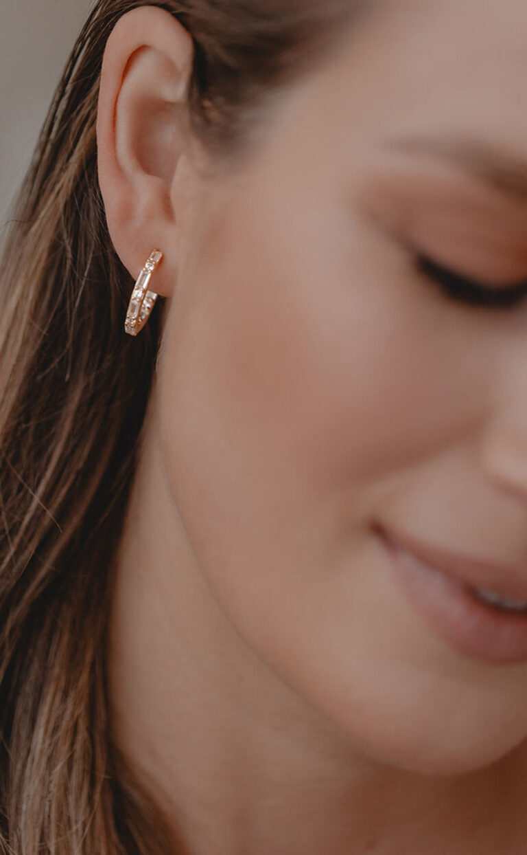 Artist – Moderne Creolen mit Kristallen – in zwei Größen