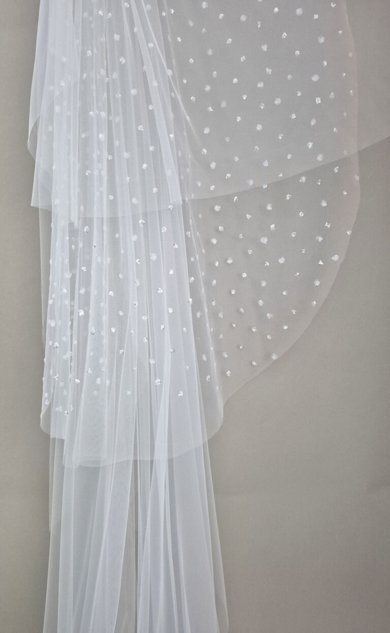 Langer Schleier mit Glitzer-Pailletten – funkelnder Hingucker
