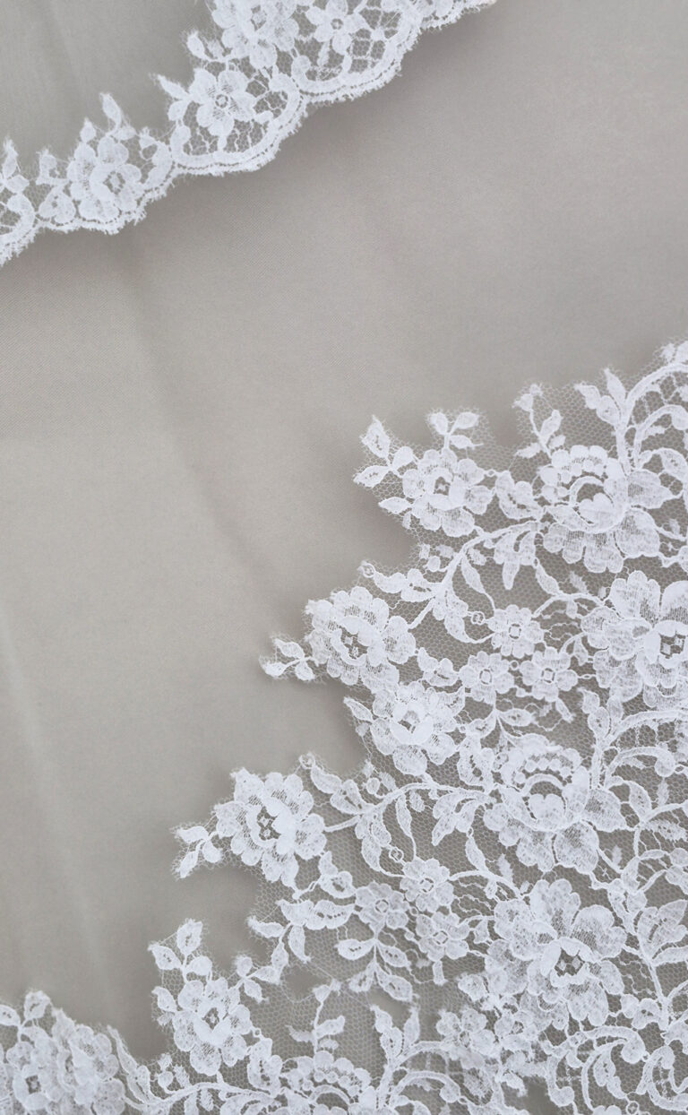 Kurzer Schleier mit schöner Spitzenborte – klassisch & romantisch