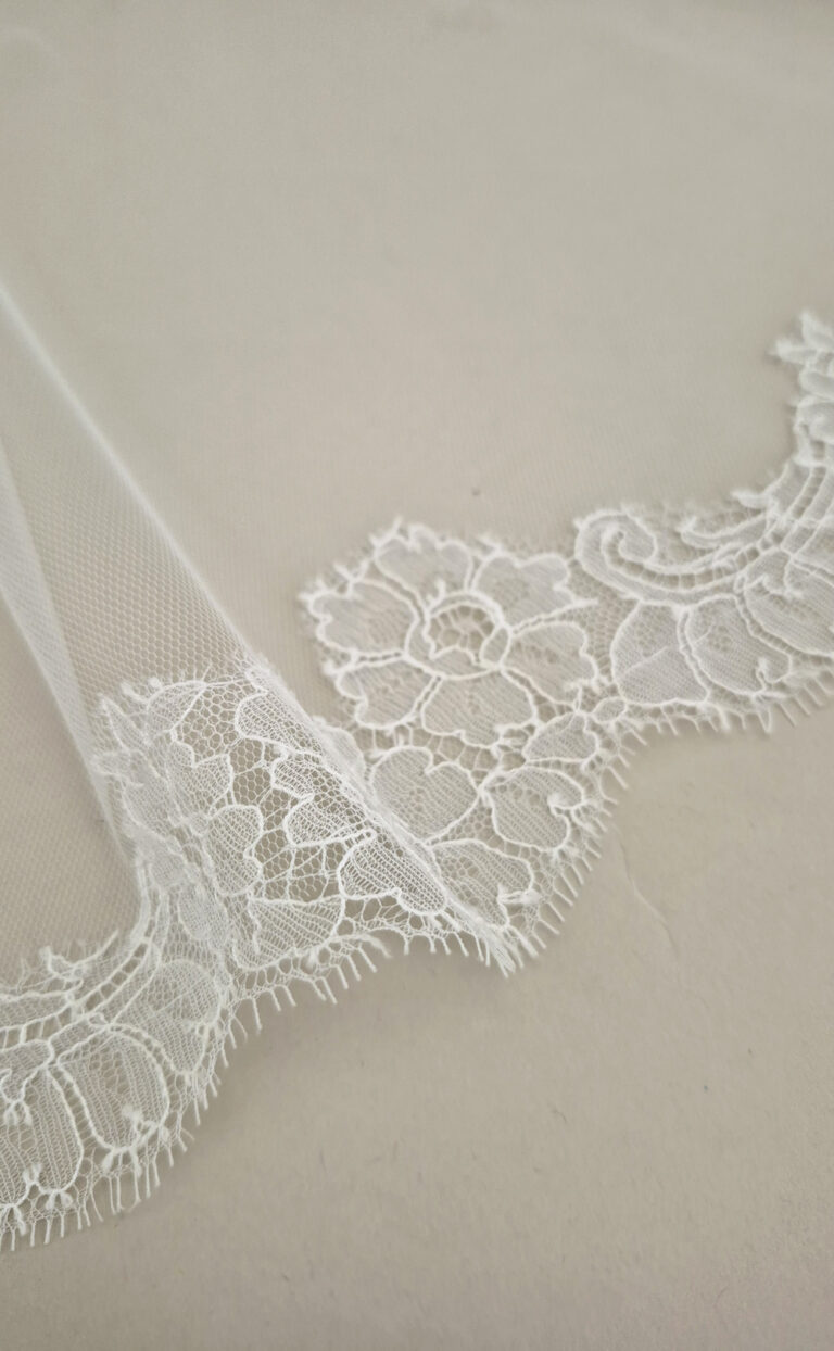Langer Brautschleier „Joelle-Lace“ mit feiner Spitzenborte