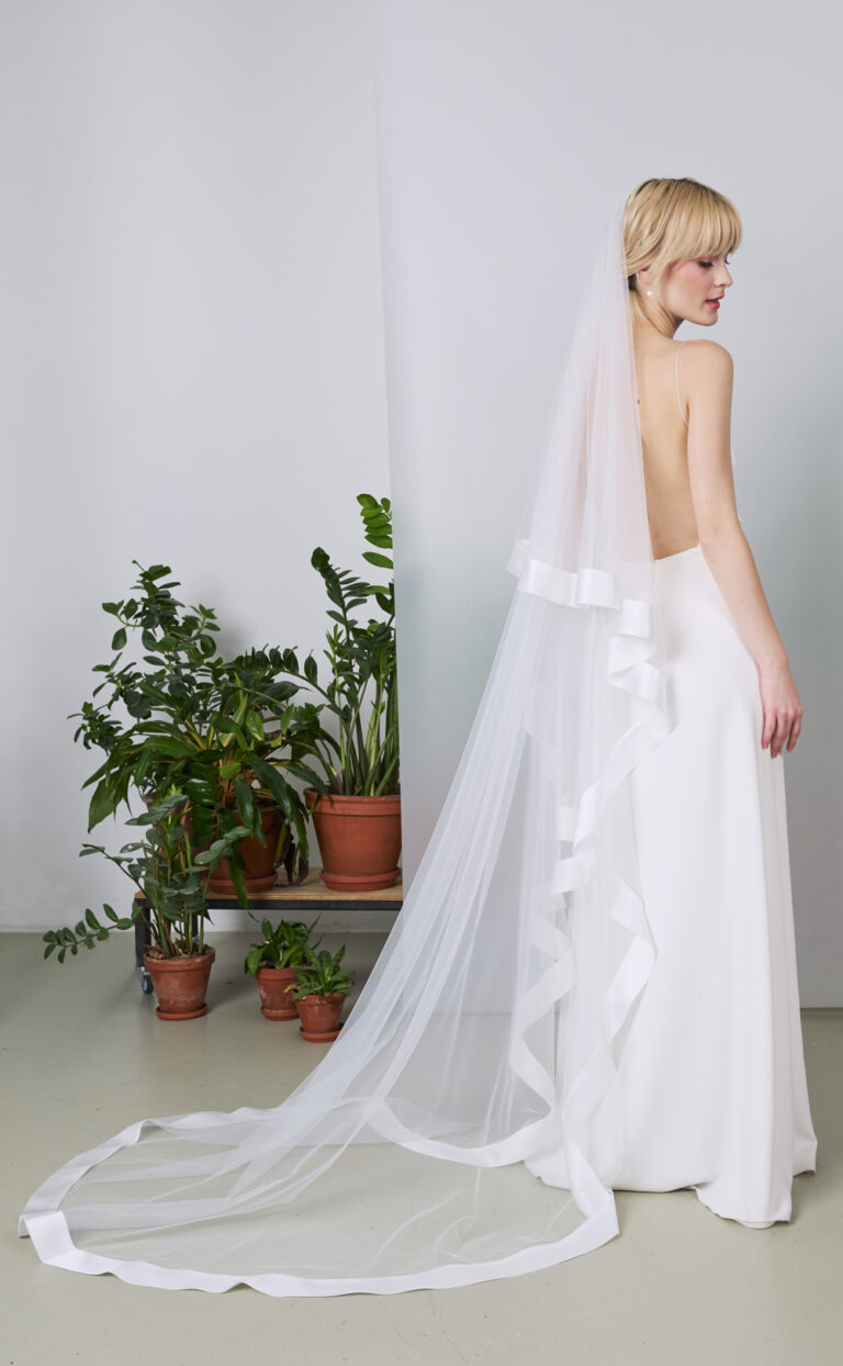 Langer Schleier „Ribbon-Veil“ mit breitem Satinband – modern & pur