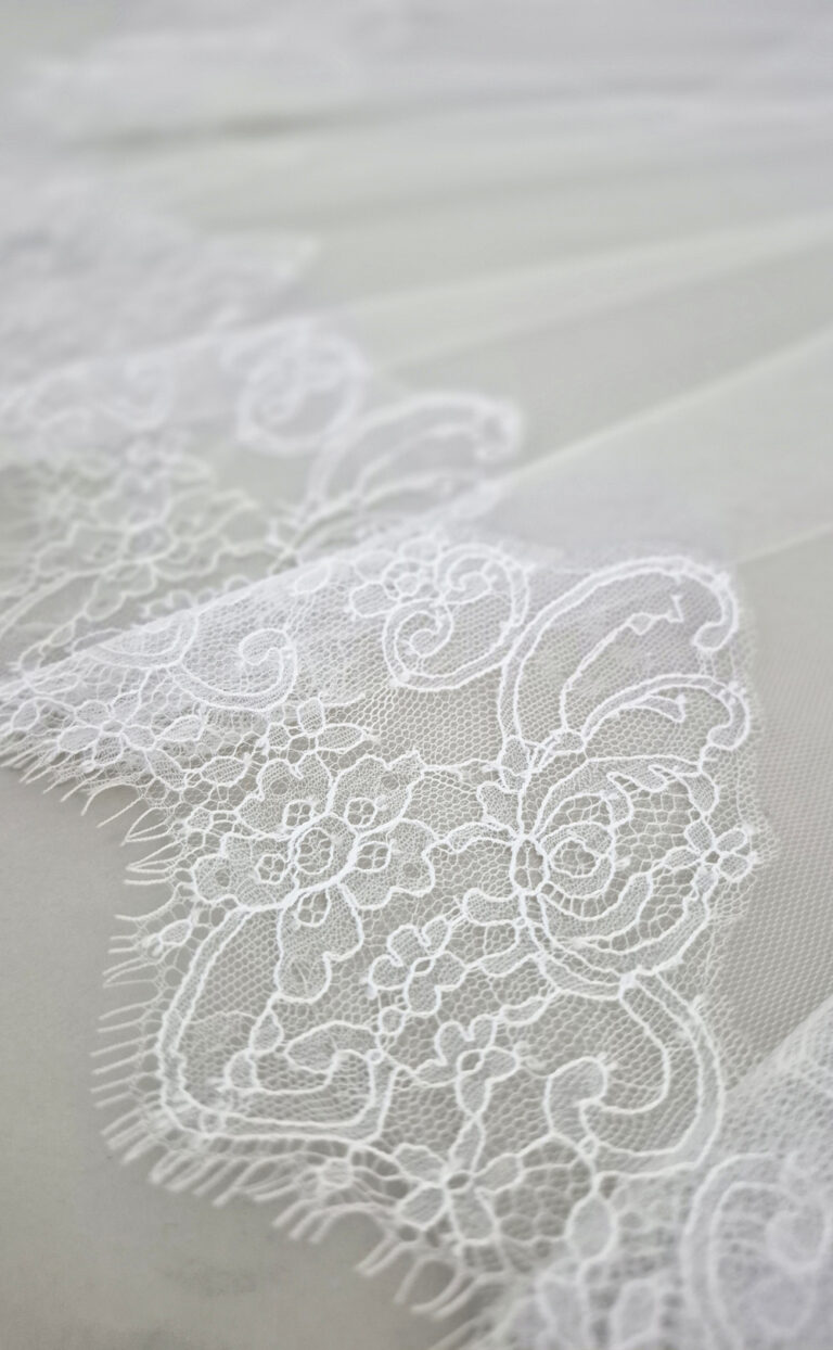 Langer Schleier „Audrey-Lace“ mit klassischer Spitzenborte