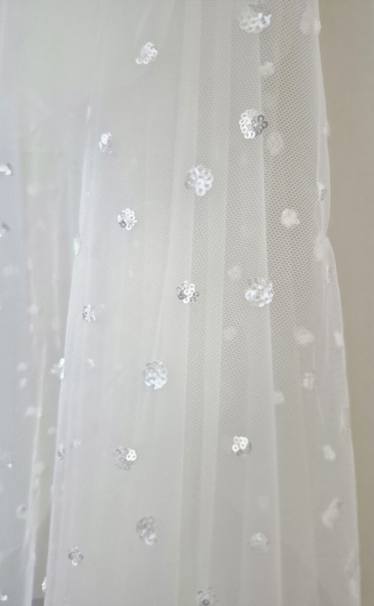 Langer Schleier mit Glitzer-Pailletten – funkelnder Hingucker