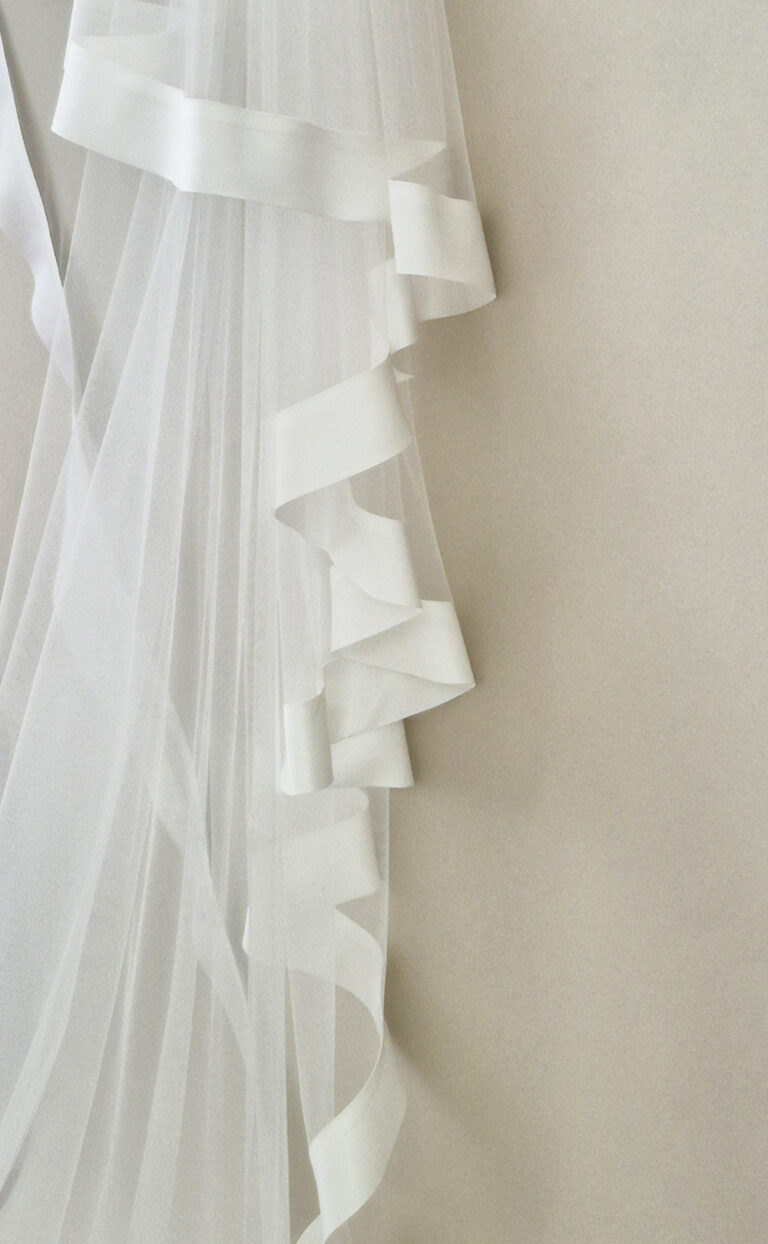 Langer Schleier „Ribbon-Veil“ mit breitem Satinband – modern & pur
