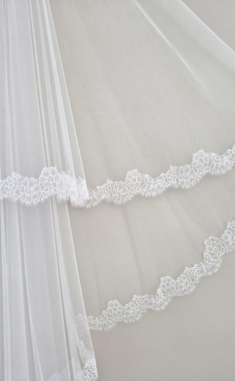 Langer Brautschleier „Joelle-Lace“ mit feiner Spitzenborte