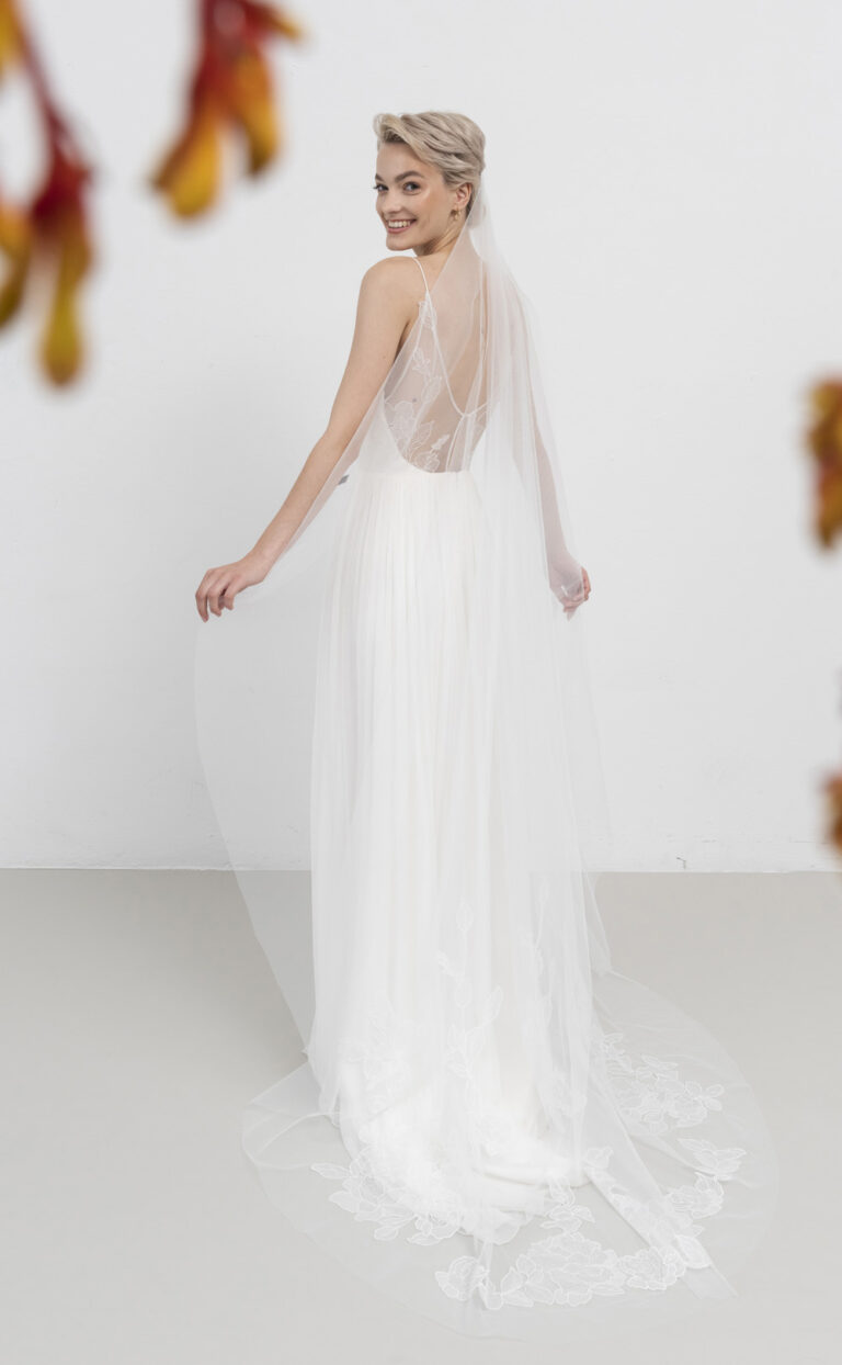 Langer Schleier „Zolile“ mit floraler Stickerei – leicht & romantisch