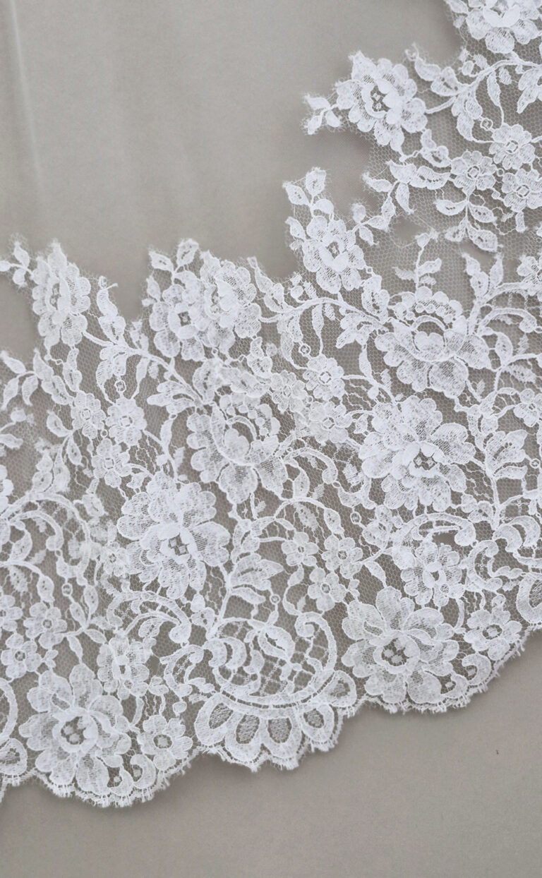 Kurzer Schleier mit schöner Spitzenborte – klassisch & romantisch