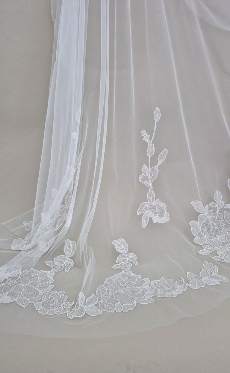 Langer Schleier „Zolile“ mit floraler Stickerei – leicht & romantisch