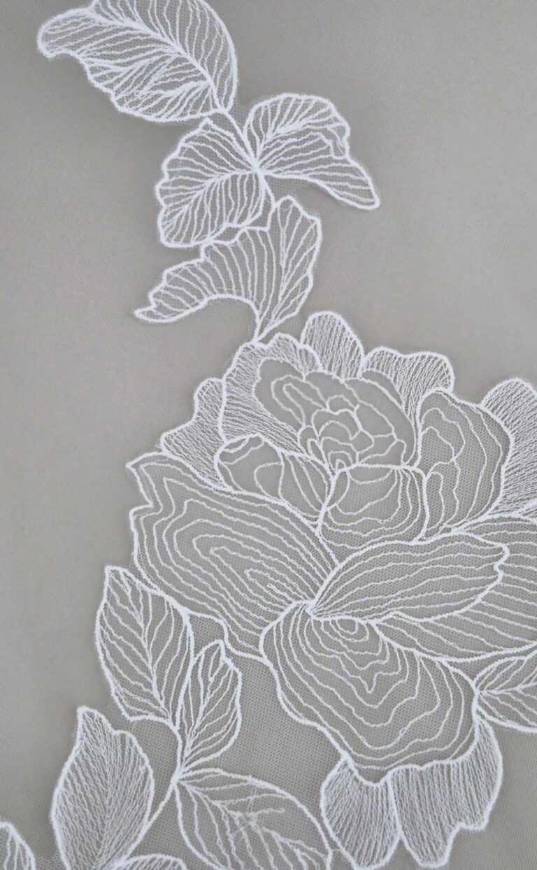 Langer Schleier „Zolile“ mit floraler Stickerei – leicht & romantisch