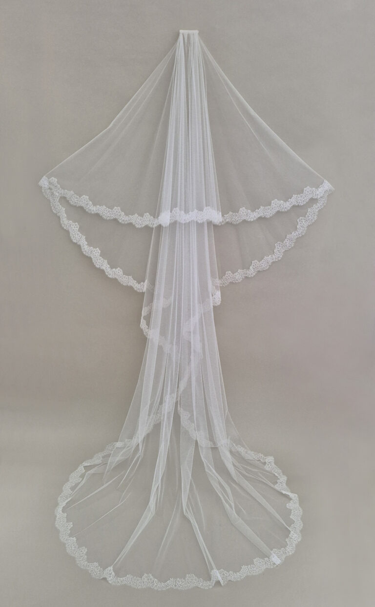 Langer Brautschleier „Joelle-Lace“ mit feiner Spitzenborte