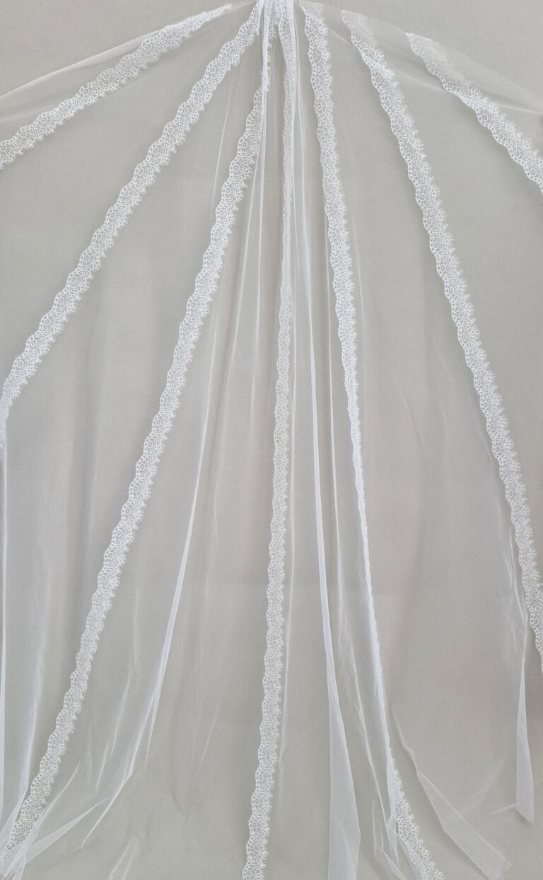 Langer, einlagiger Schleier mit feinen Spitzenborten