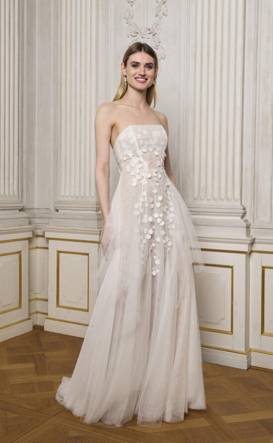 kisui Berlin Tüll Brautkleid modern romantisch 3-D-Blüten Corsage Wedding dress romantic tulle flowers embroidery shoulderfree