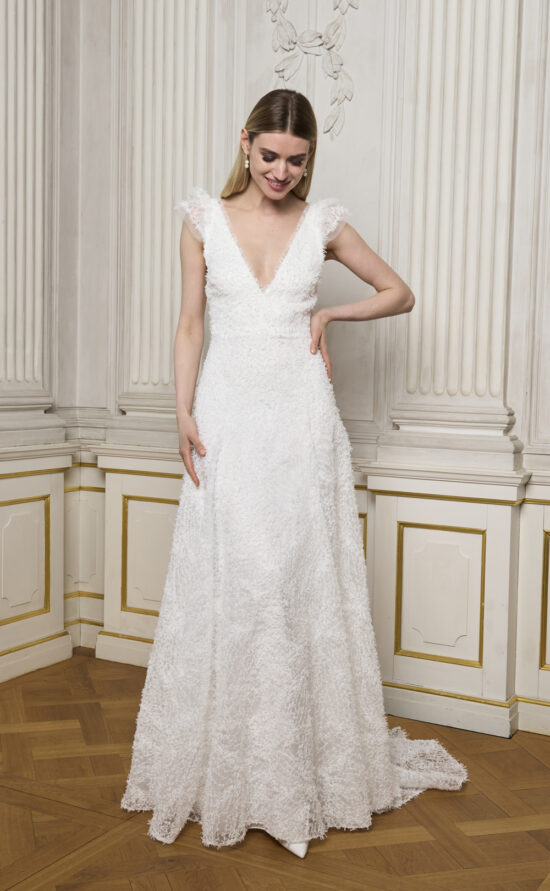 kisui Berlin Brautkleid Brautmode romantisch elegant modern Hochzeitskleid mit Schleppe Bridal Dress wedding dress modern romantic V-Neck Sleeves