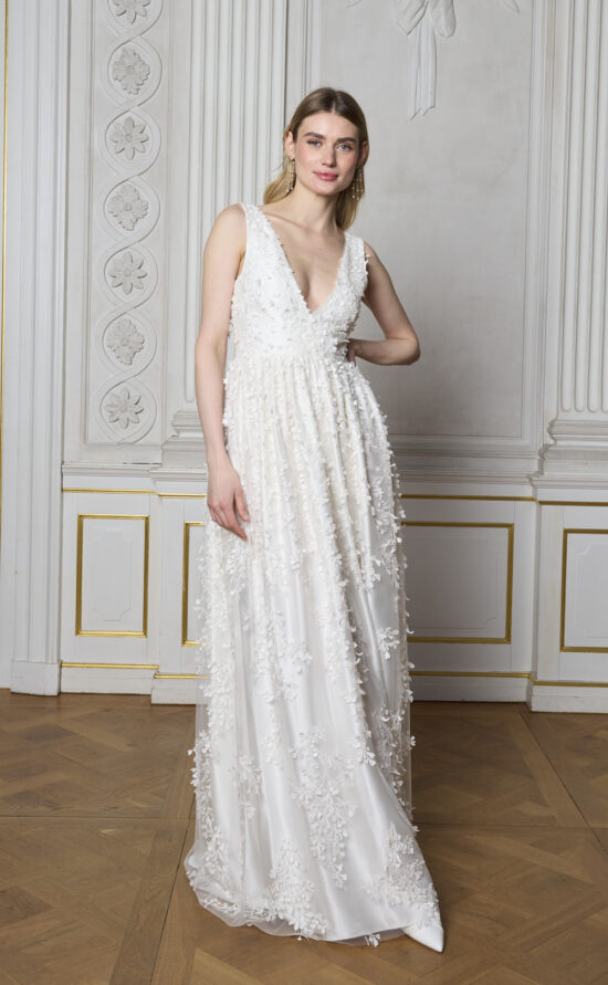 kisui Berlin Brautmode Brautkleid mit Spitze Hochzeitkleid V-Ausschnitt Bridal Dress Lace all-over made in Germany Berlin Fashion